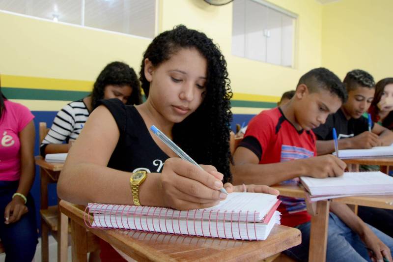 Estudantes da vila Enche Concha, no município de Cachoeira do Piriá, a 250 km de Belém, assistiram pela primeira vez, na última quarta-feira (14), à aula do Sistema Educacional Interativo (SEI), que a Secretaria de Estado de Educação (Seduc) está implantando para ampliar o ensino médio em localidades de difícil acesso no interior.

FOTO: RAI PONTES / ASCOM SEDUC
DATA: 14.03.2018
CACHOEIRA DO PIRIÁ - PARÁ <div class='credito_fotos'>Foto: Rai Pontes/Ascom Seduc   |   <a href='/midias/2018/originais/e16bf0ab-9bf3-40f4-918e-6f1d351372f6.jpg' download><i class='fa-solid fa-download'></i> Download</a></div>