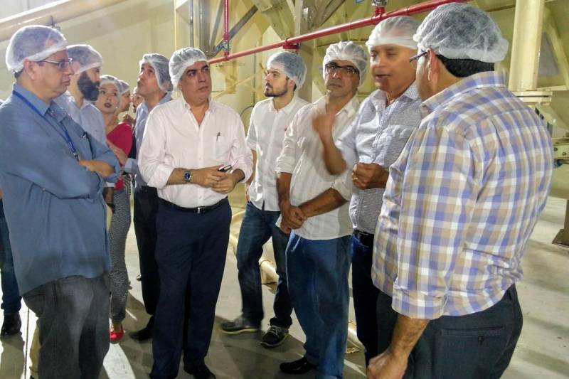 A indústria de processamento de derivados de cacau Ocra Cacau da Amazônia Ltda., instalada na estrada do Tapanã, em Belém, já iniciou a produção de nibs de cacau (grãos tostados e quebrados), etapa que será concluída até 15 de março. A fábrica, instalada numa área de 18 mil metros quadrados, com meta de produção plena até junho de 2019, foi visitada pelo secretário de Estado de Desenvolvimento Econômico, Adnan Demachki, junto com o presidente da Companhia de Desenvolvimento Econômico do Pará, Fábio Lúcio Costa, e de equipe técnica, na tarde de quarta-feira (21).

FOTO: ASCOM SEDAP
DATA: 21.02.2018
BELÉM - PARÁ <div class='credito_fotos'>Foto: Ascom Sedap   |   <a href='/midias/2018/originais/e17ed914-dacf-47df-ba93-4445dece274e.jpg' download><i class='fa-solid fa-download'></i> Download</a></div>