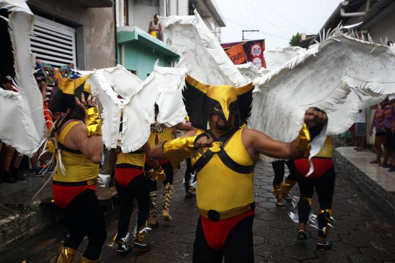 O professor Júlio Leal Gomes é natural de Vigia de Nazaré, no nordeste paraense, terra conhecida pela hospitalidade, principalmente em época festiva. Mantendo a tradição, no Carnaval Júlio e seus irmãos abrem a casa da família para amigos e outros parentes. Neste ano, o imóvel de quatro cômodos abrigou mais de 50 pessoas. Vigia tem um dos maiores e mais tradicionais carnavais do Pará. Nesta época do ano, a população do município, de 51.173 habitantes (Censo/IBGE), triplica com a chegada de brincantes oriundos de todo o Brasil, e os vigienses – igual coração de mãe - acolhem essa multidão. A estimativa é a cidade receber mais de 300 mil pessoas neste Carnaval.

FOTO: IGOR BRANDÃO / AG PARÁ
DATA: 13.02.2018
VIGIA - PARÁ <div class='credito_fotos'>Foto: IGOR BRANDÃO / AG. PARÁ   |   <a href='/midias/2018/originais/e1b13707-ad55-49fd-8fc2-24ce4c41d6dc.jpg' download><i class='fa-solid fa-download'></i> Download</a></div>