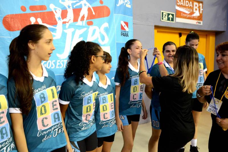 Em sua 60ª edição, os Jogos Estudantis Paraenses (JEPs) definiu a equipes que vão representar o Estado do Pará na etapa nacional, em Manaus (AM), de 19 a 23 de setembro. Das partidas realizadas neste sábado (23), pela etapa estadual, na Arena Guilerme Paraense - o Mangueirinho, foram premiados quatro times das modalidades de Basquete, Volei, Handebol e Futsal, na categoria "A" (de 12 a 14 anos). 

FOTO: FERNANDO NOBRE / ASCOM SEDUC
DATA: 23.06.2018
BELÉM - PARÁ <div class='credito_fotos'>Foto: FERNANDO NOBRE/ASCOM SEDUC   |   <a href='/midias/2018/originais/e20bfc3a-dbbf-47b4-98f6-aa1dde140c2a.jpg' download><i class='fa-solid fa-download'></i> Download</a></div>