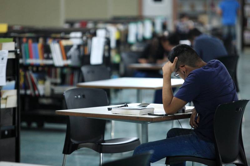 Biblioteca Pública Arthur Vianna, localizada no prédio do Centur. Com mais de 140 anos, o local é uma das principais referências na área em Belém, recebendo uma média de mil usuários por dia. Antes da popularização de instrumentos tecnológicos e sites especializados, a “biblioteca do Centur”, como é conhecida, era uma das principais fontes de pesquisa para alunos de todos os níveis de ensino em Belém. 

FOTO: MÁCIO FERREIRA / AG. PARÁ
DATA: 02.03.2018
BELÉM - PARÁ <div class='credito_fotos'>Foto: MÁCIO FERREIRA/ AG. PARÁ   |   <a href='/midias/2018/originais/e2297c81-73b1-4f06-8cde-053d91e4a066.jpg' download><i class='fa-solid fa-download'></i> Download</a></div>