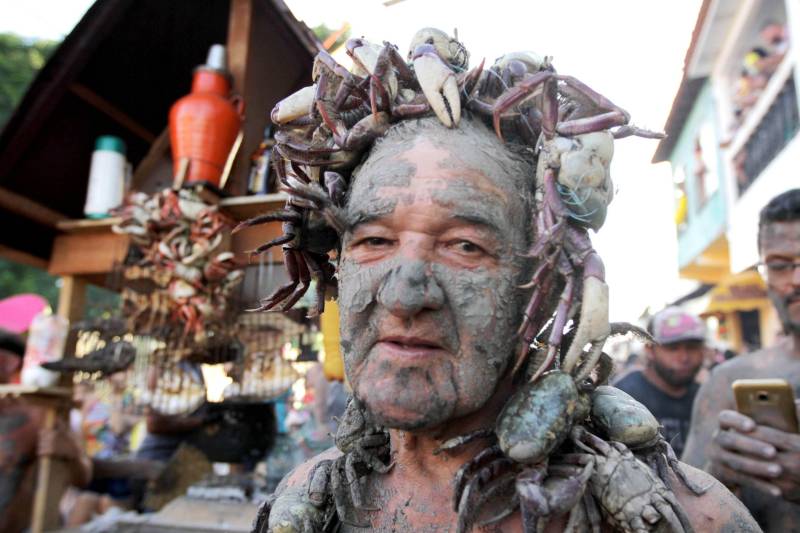 Em Curuçá, no nordeste do Estado, é do mangue que sai o caranguejo, sustento de muitas famílias, e a lama (Tijuco), matéria-prima da fantasia usada pelos brincantes do tradicional bloco carnavalesco "Pretinhos do Mangue". Neste domingo (11), segundo a organização do evento, mais de 17 mil pessoas entre brincantes e espectadores acompanharam o cortejo que teve início no Porto dos Pretinhos e seguiu pelas principais ruas do município até a praça da folia, na orla. O bloco nasceu no ano de 1989 a partir da frustração de dois amigos que foram ao mangue atrás de alimento, mas não conseguiram nenhum caranguejo. Então decidiram passar lama pelo corpo e saíram pela cidade em forma de protesto. "O mangue oferece o nosso caranguejo, mexilhão e camarão. É daqui que as famílias tiram seu sustento. Nossa intenção é aproveitar esse momento de alegria e passar essa mensagem de preservação", afirmou Edmilson Campos, mais conhecido como "Cafá", que está à frente do bloco há 18 anos. Ns foto, Antônio Macedo.

FOTO: CRISTINO MARTIS / AG PARÁ
12.02.2018
CURUÇÁ - PARÁ <div class='credito_fotos'>Foto: Cristino Martins/Ag. Pará   |   <a href='/midias/2018/originais/e2766003-bba6-4805-87c3-13e3be3ba7c9.jpg' download><i class='fa-solid fa-download'></i> Download</a></div>