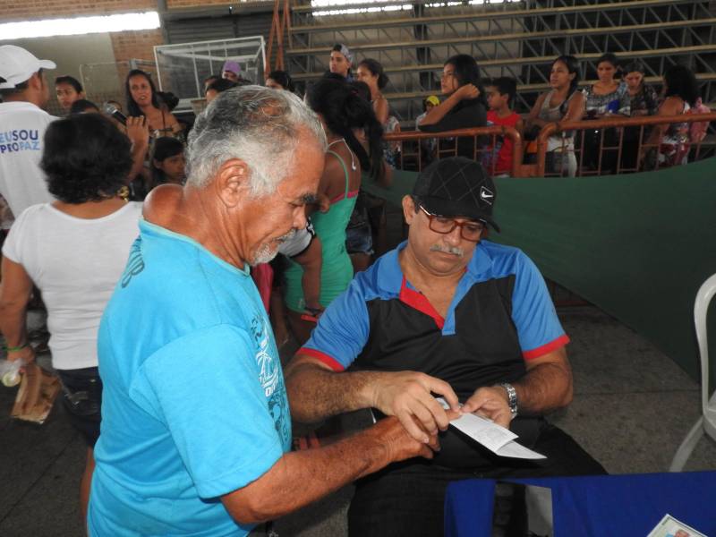 Termina neste sábado, 17, o atendimento da Caravana Pro Paz Cidadania em Bragança, município localizado na região nordeste do estado. Com o apoio da prefeitura e secretarias estaduais, a ação começou na quinta-feira, 15, no ginásio do Senai. Até o momento, mais de dois mil atendimentos foram feitos. A população pode solicitar a emissão de RG, CPF, certidão de nascimento (1° e 2° via), Id Jovem, identidade de nome social e aconselhamento jurídico.

FOTO: CARLOS SODRÉ / AG. PARÁ
DATA: 16.03.2018
BRAGANÇA - PARÁ <div class='credito_fotos'>Foto: Carlos Sodré/Agência Pará   |   <a href='/midias/2018/originais/e3a30c96-0f9d-4546-9885-ba5eb5241d2e.jpg' download><i class='fa-solid fa-download'></i> Download</a></div>