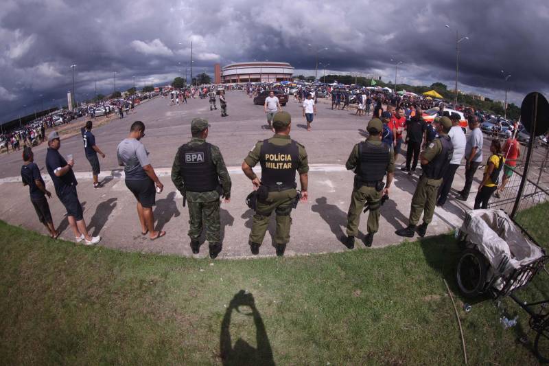 O Clube do Remo venceu o Paysandu por 2 a 1 na tarde deste domingo, partida realizada no Estádio Mangueirão, e largou na frente pelo título do Campeonato Paraense de 2018. Na foto, policiamento faz a segurança da partida.

FOTO: THIAGO GOMES / AG. PARÁ
DATA: 01.04.2018
BELÉM - PARÁ <div class='credito_fotos'>Foto: Thiago Gomes /Ag. Pará   |   <a href='/midias/2018/originais/e3bb43c1-9486-4fa1-815a-9ce64ad75fd2.jpg' download><i class='fa-solid fa-download'></i> Download</a></div>