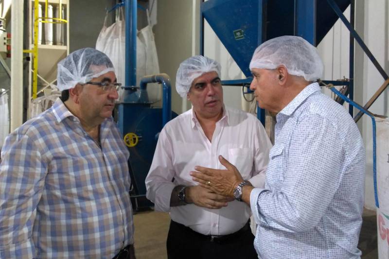 A indústria de processamento de derivados de cacau Ocra Cacau da Amazônia Ltda., instalada na estrada do Tapanã, em Belém, já iniciou a produção de nibs de cacau (grãos tostados e quebrados), etapa que será concluída até 15 de março. A fábrica, instalada numa área de 18 mil metros quadrados, com meta de produção plena até junho de 2019, foi visitada pelo secretário de Estado de Desenvolvimento Econômico, Adnan Demachki (e), junto com o presidente da Companhia de Desenvolvimento Econômico do Pará, Fábio Lúcio Costa (c), e de equipe técnica, na tarde de quarta-feira (21).

FOTO: ASCOM SEDAP
DATA: 21.02.2018
BELÉM - PARÁ <div class='credito_fotos'>Foto: Ascom Sedap   |   <a href='/midias/2018/originais/e3e8e95d-bf42-447c-a0c1-57d30c9b62c1.jpg' download><i class='fa-solid fa-download'></i> Download</a></div>