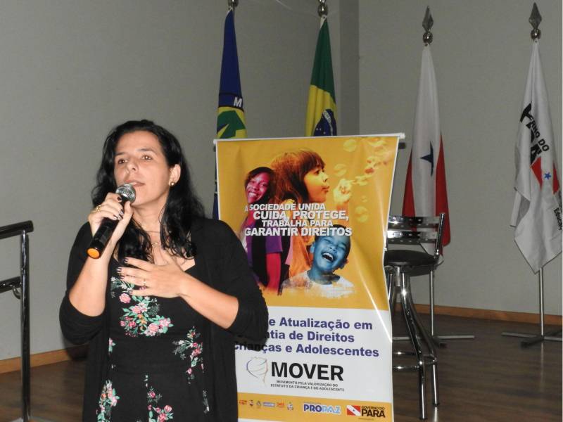 O município de Castanhal, na Região Metropolitana de Belém (RMB), recebeu nesta terça-feira (20) o Movimento pela Valorização do Estatuto da Criança e do Adolescente (Mover), que promove uma capacitação destinada a elaborar com órgãos do Executivo, Legislativo e Judiciário, além de representantes da sociedade civil, conselheiros tutelares e demais membros da rede de garantia de direitos da criança e adolescentes, ações e estratégias para o fortalecimento dos direitos de menores de 18 anos. O encontro será realizado até a próxima quinta-feira (22), das 09 às 17 h, no auditório da URE 8 (Unidade Regional de Educação). Na foto, Adriana Fernandes, assessora técnica da Secretaria Extraordinária de Estado de Integração de Políticas Sociais.

FOTO: CARLOS SODRÉ / AG. PARÁ
DATA: 19.02.2018
CASTANHAL - PARÁ <div class='credito_fotos'>Foto: CARLOS SODRÉ / AG. PARÁ    |   <a href='/midias/2018/originais/e40be82e-9bf0-413e-81d9-290eb11458b8.jpg' download><i class='fa-solid fa-download'></i> Download</a></div>