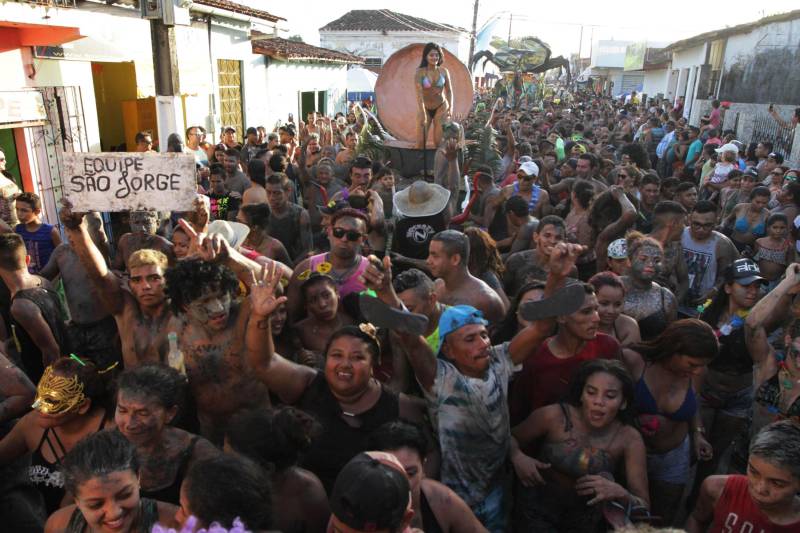 Em Curuçá, no nordeste do Estado, é do mangue que sai o caranguejo, sustento de muitas famílias, e a lama (Tijuco), matéria-prima da fantasia usada pelos brincantes do tradicional bloco carnavalesco "Pretinhos do Mangue". Neste domingo (11), segundo a organização do evento, mais de 17 mil pessoas entre brincantes e espectadores acompanharam o cortejo que teve início no Porto dos Pretinhos e seguiu pelas principais ruas do município até a praça da folia, na orla. O bloco nasceu no ano de 1989 a partir da frustração de dois amigos que foram ao mangue atrás de alimento, mas não conseguiram nenhum caranguejo. Então decidiram passar lama pelo corpo e saíram pela cidade em forma de protesto. "O mangue oferece o nosso caranguejo, mexilhão e camarão. É daqui que as famílias tiram seu sustento. Nossa intenção é aproveitar esse momento de alegria e passar essa mensagem de preservação", afirmou Edmilson Campos, mais conhecido como "Cafá", que está à frente do bloco há 18 anos.

FOTO: CRISTINO MARTIS / AG PARÁ
12.02.2018
CURUÇÁ - PARÁ <div class='credito_fotos'>Foto: Cristino Martins/Ag. Pará   |   <a href='/midias/2018/originais/e533a3b6-8a25-4e6e-85cb-6f0295dce564.jpg' download><i class='fa-solid fa-download'></i> Download</a></div>