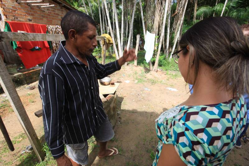 As ações do governo do Estado são imediatas no município de Barcarena, mais especificamente nas comunidades Bom Futuro e Vila Nova, localizadas na área das bacias de rejeitos da Hydro. A primeira medida é a coleta da água dos poços artesianos, para verificar se está própria para o consumo humano. Nesta sexta-feira (23), técnicos do Laboratório Central do Estado (Lacen) começaram o trabalho, que faz parte do conjunto de ações do grupo de trabalho montado pelo governo depois que o Instituto Evandro Chagas confirmou a contaminação da área. Na foto, o morador Luiz Gonzaga (camisa preta).

FOTO: MÁCIO FERREIRA / AG. PARÁ
DATA: 23.02.2018
BARCARENA - PARÁ <div class='credito_fotos'>Foto: MÁCIO FERREIRA/ AG. PARÁ   |   <a href='/midias/2018/originais/e5364bad-29c7-4822-9d0c-6ba589a04159.jpg' download><i class='fa-solid fa-download'></i> Download</a></div>