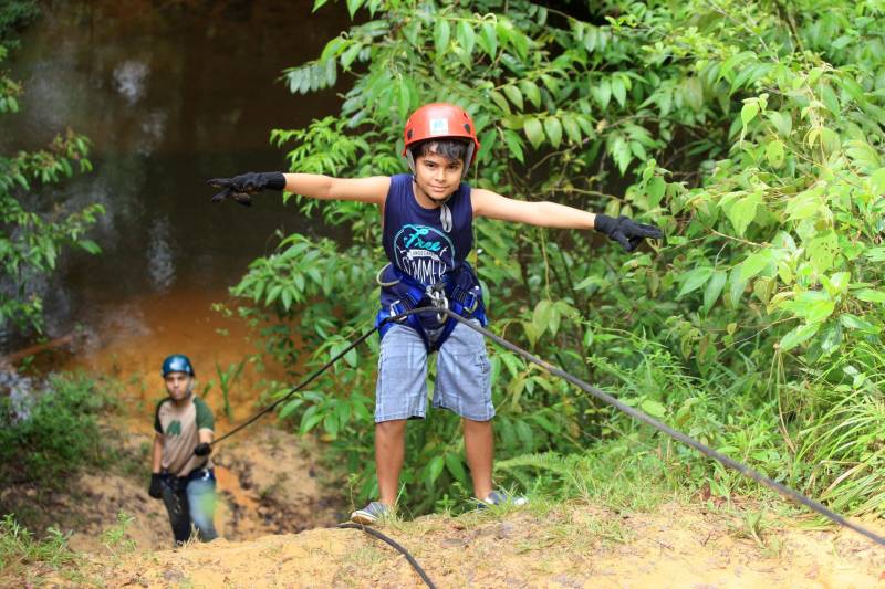 “Tá tudo bem, mãe!” gritou o pequeno Gabriel Dias, 12 anos (foto), enquanto descia os 8 metros pendurado em uma corda no Parque Estadual do Utinga ( Peut) na manhã desta sexta-feira (30) O garoto é uma das centenas de crianças que diariamente se encantam pelo rapel, um dos esportes de aventura praticados no Parque.

FOTO: CARLOS SODRÉ / AG. PARÁ
DATA: 30.03.2018
BELÉM - PARÁ <div class='credito_fotos'>Foto: CARLOS SODRÉ / AG. PARÁ    |   <a href='/midias/2018/originais/e54e087a-e3a5-4181-a511-de72ea5ef81b.jpg' download><i class='fa-solid fa-download'></i> Download</a></div>