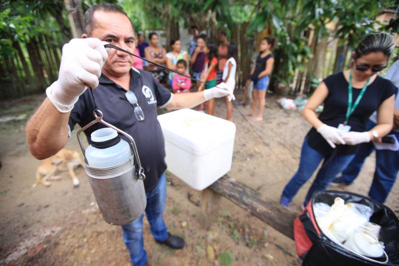 As ações do governo do Estado são imediatas no município de Barcarena, mais especificamente nas comunidades Bom Futuro e Vila Nova, localizadas na área das bacias de rejeitos da Hydro. A primeira medida é a coleta da água dos poços artesianos, para verificar se está própria para o consumo humano. Nesta sexta-feira (23), técnicos do Laboratório Central do Estado (Lacen) começaram o trabalho, que faz parte do conjunto de ações do grupo de trabalho montado pelo governo depois que o Instituto Evandro Chagas confirmou a contaminação da área.

FOTO: MÁCIO FERREIRA / AG. PARÁ
DATA: 23.02.2018
BARCARENA - PARÁ <div class='credito_fotos'>Foto: MÁCIO FERREIRA/ AG. PARÁ   |   <a href='/midias/2018/originais/e5c400be-72c8-4f58-99e6-08e89a840d06.jpg' download><i class='fa-solid fa-download'></i> Download</a></div>