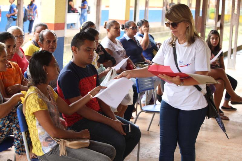 Na manhã desta quarta-feira (21), a ilha de Cotijuba recebeu a primeira edição do Projeto Família e Cidadania de 2018. O evento está sendo realizado na Escola Estadual de Ensino Fundamental e Médio Professora Marta da Conceição até a próxima sexta-feira (23). Durante a manhã mais de 40 pessoas estiveram presentes na abertura do evento, mas a expectativa é que esse número aumente, já que o projeto continua nos próximos dias, sempre com início às 8h.

FOTO: SIDNEY OLIVEIRA / AG. PARÁ
DATA: 21.02.2018
COTIJUBA - PARÁ <div class='credito_fotos'>Foto: Sidney Oliveira/Ag. Pará   |   <a href='/midias/2018/originais/e64ba681-42a8-4ccc-8565-c7e432e6c624.jpg' download><i class='fa-solid fa-download'></i> Download</a></div>