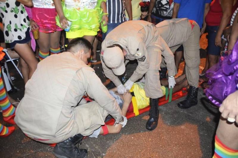 A terça-feira de Carnaval (13) nas praias do município de Barcarena foi marcada pelo trabalho de prevenção e de orientação aos frequentadores. Militares do Corpo de Bombeiros trabalharam intensamente no quarto dia da Operação Carnaval 2018 nas praias e blocos de rua, a fim de garantir a segurança de todos. A festa em Barcarena só terminará na Quarta-feira de Cinzas, com atrações musicais. As praias de Caripi, Vila do Conde, Cupiranga e Sirituba receberam o reforço do efetivo militar para atender os banhistas em qualquer situação. Com a tranquilidade nas praias, não houve registro de ocorrências graves, resultado do trabalho preventivo realizado pelo 6° Grupamento de Bombeiros Militar de Barcarena.

FOTO: ASCOM / CBMPA
DATA: 13.02.2018
VIGIA - PARÁ
 <div class='credito_fotos'>Foto: ASCOM / CBMPA   |   <a href='/midias/2018/originais/e6ff314a-3b04-4dfe-a4be-a598bc323207.jpg' download><i class='fa-solid fa-download'></i> Download</a></div>