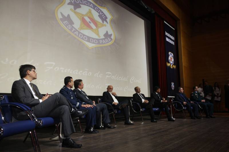 O Pará vai voltar a ter um delegado de polícia para cada município. A posse de 149 novos delegados da Polícia Civil, que aconteceu nesta segunda-feira (26) no Teatro Maria Sylvia Nunes, na Estação das Docas, vai garantir, com sobras, a cobertura completa dos 144 municípios do estado. Aprovados em concurso público, os novos delegados concluíram o curso de Formação da Polícia Civil do Pará no dia 15 deste mês. O curso foi o primeiro do Brasil a incluir sete disciplinas inéditas: Oratória, Atuação Policial frente aos Grupos Vulneráveis, Relacionamento com a Imprensa e Mídias Sociais, Abordagem Psicopatológica do Crime e da Violência, Investigação Financeira no Enfrentamento ao Crime de Lavagem de dinheiro, Noções Básicas de Enfrentamento às Fraudes Veiculares e Linguagem Brasileira de Sinais. O concurso aprovou ainda 300 investigadores, 180 escrivães e 20 papiloscopistas. Os novos policiais civis passaram por quatro meses de formação técnica e profissional na Acadepol. Com a nomeação, o próximo passo será a lotação dos novos servidores públicos nas unidades de Polícia Civil do estado, quando eles saberão em qual região do Pará trabalharão inicialmente.

FOTO: SYDNEY OLIVEIRA / AG. PARÁ
DATA: 26.02.2018
BELÉM - PARÁ <div class='credito_fotos'>Foto: Sidney Oliveira/Ag. Pará   |   <a href='/midias/2018/originais/e7095cd2-ac79-4795-88db-ab19a4ebda54.jpg' download><i class='fa-solid fa-download'></i> Download</a></div>