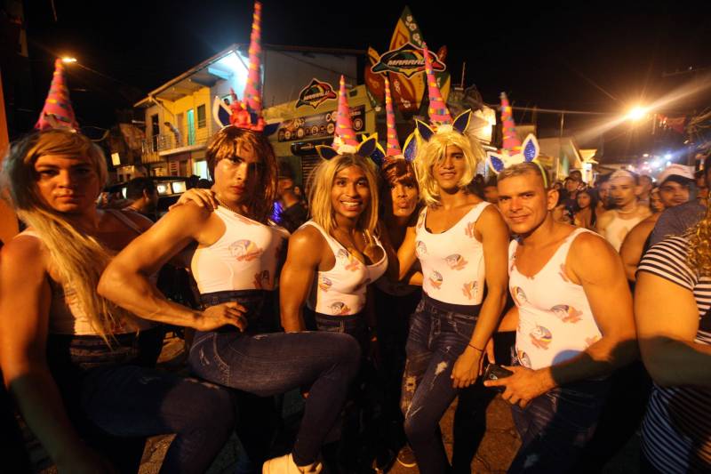 O professor Júlio Leal Gomes é natural de Vigia de Nazaré, no nordeste paraense, terra conhecida pela hospitalidade, principalmente em época festiva. Mantendo a tradição, no Carnaval Júlio e seus irmãos abrem a casa da família para amigos e outros parentes. Neste ano, o imóvel de quatro cômodos abrigou mais de 50 pessoas. Vigia tem um dos maiores e mais tradicionais carnavais do Pará. Nesta época do ano, a população do município, de 51.173 habitantes (Censo/IBGE), triplica com a chegada de brincantes oriundos de todo o Brasil, e os vigienses – igual coração de mãe - acolhem essa multidão. A estimativa é a cidade receber mais de 300 mil pessoas neste Carnaval.

FOTO: IGOR BRANDÃO / AG PARÁ
DATA: 13.02.2018
VIGIA - PARÁ <div class='credito_fotos'>Foto: IGOR BRANDÃO / AG. PARÁ   |   <a href='/midias/2018/originais/e72a6765-d45d-47ca-9ad2-28de6ac7b487.jpg' download><i class='fa-solid fa-download'></i> Download</a></div>