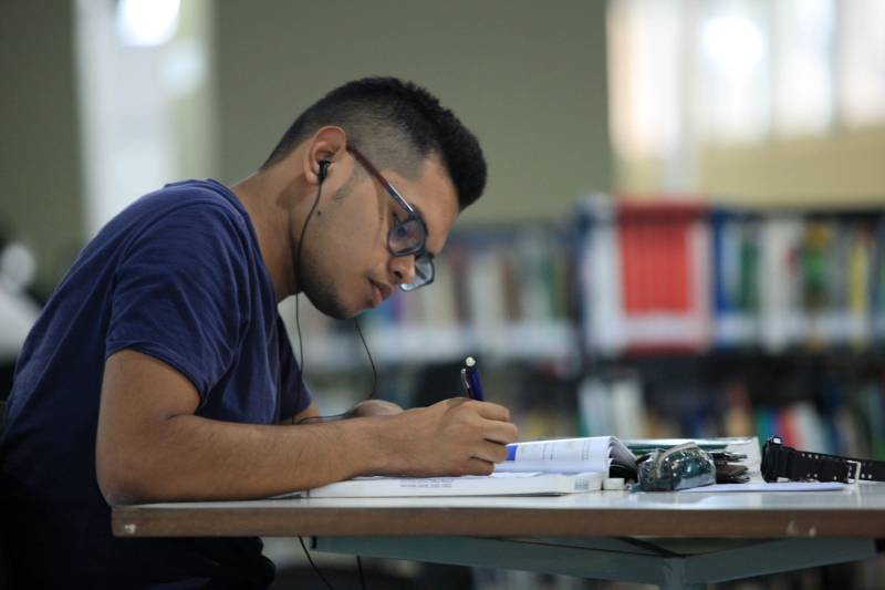 Universitário de engenharia civil pela Universidade Federal do Pará (UFPA), Gabriel Garcia, 21 anos (foto), costuma passar uma média de seis horas por dia na Biblioteca Pública Arthur Vianna, localizada no prédio do Centur. Entre livros didáticos de física, ele relembra fundamentos e, à tarde, chega revigorado às aulas do primeiro semestre de seu curso superior.

FOTO: MÁCIO FERREIRA / AG. PARÁ
DATA: 02.03.2018
BELÉM - PARÁ <div class='credito_fotos'>Foto: MÁCIO FERREIRA/ AG. PARÁ   |   <a href='/midias/2018/originais/e7330e04-2a01-4015-a007-f30d17e14e11.jpg' download><i class='fa-solid fa-download'></i> Download</a></div>