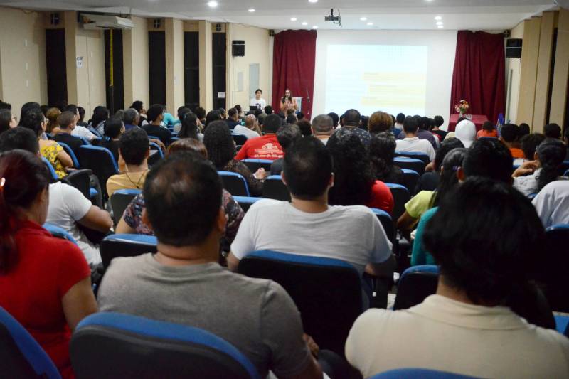 O I Circuito de Palestra do Ensino Profissionalizante promovido pela Escola Técnica Deodoro de Mendonça, em Belém, marcou o acolhimento dos alunos na abertura do ano letivo 2018. O evento foi realizado nesta semana, entre os dias 19 e 21, e trouxe ao debate temas como: Logística e Tecnologias, Gestão de Projetos, Inclusão Escolar, Empreendedorismo e Normas Educacionais. Todos recorrentes dos cursos profissionalizantes oferecidos pela instituição.Cerca de 700 estudantes participaram da programação que terminou com uma palestra da mestre em Educação e técnica do Serviço de Apoio à Micro e Pequenas Empresas (Sebrae-Pará), Isabelle Leite Elleres. Ela falou sobre Empreendedorismo e interagiu com a plateia para estimular  diversos saberes, contribuindo para despertar nos estudantes o desejo de empreender, mas com planejamento prévio para maximizar resultados.

FOTO: FERNANDO NOBRE / ASCOM SEDUC
DATA: 22.02.2018
BELÉM - PARÁ <div class='credito_fotos'>Foto: FERNANDO NOBRE/ASCOM SEDUC   |   <a href='/midias/2018/originais/e7f8c9f6-9f10-4939-8814-e83533d9cb23.jpg' download><i class='fa-solid fa-download'></i> Download</a></div>