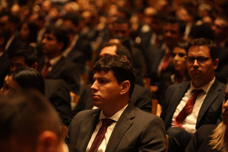 O Pará vai voltar a ter um delegado de polícia para cada município. A posse de 149 novos delegados da Polícia Civil, que aconteceu nesta segunda-feira (26) no Teatro Maria Sylvia Nunes, na Estação das Docas, vai garantir, com sobras, a cobertura completa dos 144 municípios do estado. Aprovados em concurso público, os novos delegados concluíram o curso de Formação da Polícia Civil do Pará no dia 15 deste mês. O curso foi o primeiro do Brasil a incluir sete disciplinas inéditas: Oratória, Atuação Policial frente aos Grupos Vulneráveis, Relacionamento com a Imprensa e Mídias Sociais, Abordagem Psicopatológica do Crime e da Violência, Investigação Financeira no Enfrentamento ao Crime de Lavagem de dinheiro, Noções Básicas de Enfrentamento às Fraudes Veiculares e Linguagem Brasileira de Sinais. O concurso aprovou ainda 300 investigadores, 180 escrivães e 20 papiloscopistas. Os novos policiais civis passaram por quatro meses de formação técnica e profissional na Acadepol. Com a nomeação, o próximo passo será a lotação dos novos servidores públicos nas unidades de Polícia Civil do estado, quando eles saberão em qual região do Pará trabalharão inicialmente.

FOTO: SYDNEY OLIVEIRA / AG. PARÁ
DATA: 26.02.2018
BELÉM - PARÁ <div class='credito_fotos'>Foto: Sidney Oliveira/Ag. Pará   |   <a href='/midias/2018/originais/e83504fd-f4a1-4cbf-aeb3-068beaf78972.jpg' download><i class='fa-solid fa-download'></i> Download</a></div>