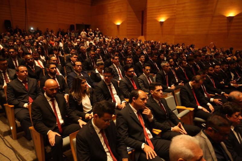 O Pará vai voltar a ter um delegado de polícia para cada município. A posse de 149 novos delegados da Polícia Civil, que aconteceu nesta segunda-feira (26) no Teatro Maria Sylvia Nunes, na Estação das Docas, vai garantir, com sobras, a cobertura completa dos 144 municípios do estado. Aprovados em concurso público, os novos delegados concluíram o curso de Formação da Polícia Civil do Pará no dia 15 deste mês. O curso foi o primeiro do Brasil a incluir sete disciplinas inéditas: Oratória, Atuação Policial frente aos Grupos Vulneráveis, Relacionamento com a Imprensa e Mídias Sociais, Abordagem Psicopatológica do Crime e da Violência, Investigação Financeira no Enfrentamento ao Crime de Lavagem de dinheiro, Noções Básicas de Enfrentamento às Fraudes Veiculares e Linguagem Brasileira de Sinais. O concurso aprovou ainda 300 investigadores, 180 escrivães e 20 papiloscopistas. Os novos policiais civis passaram por quatro meses de formação técnica e profissional na Acadepol. Com a nomeação, o próximo passo será a lotação dos novos servidores públicos nas unidades de Polícia Civil do estado, quando eles saberão em qual região do Pará trabalharão inicialmente.

FOTO: SYDNEY OLIVEIRA / AG. PARÁ
DATA: 26.02.2018
BELÉM - PARÁ <div class='credito_fotos'>Foto: Sidney Oliveira/Ag. Pará   |   <a href='/midias/2018/originais/e8531337-4314-45ce-a534-395aaa09c8ec.jpg' download><i class='fa-solid fa-download'></i> Download</a></div>