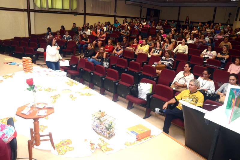 Nesta terça-feira (18), cerca de 250 pessoas participaram da cerimônia de encerramento do Programa Mais Alfabetização, entre coordenadores pedagógicos, diretores de escolas e dirigentes da Secretaria de Estado de Educação (Seduc). A programação foi realizada no auditório do Campus BR da Universidade da Amazônia (Unama), em Ananindeua, na Região Metropolitana de Belém.

FOTO: RAI PONTES / ASCOM SEDUC
DATA: 19.12.2018
ANANINDEUA - PARÁ <div class='credito_fotos'>Foto: Rai Pontes/Ascom Seduc   |   <a href='/midias/2018/originais/e8d7cc6a-3a3c-4e55-9f26-8541154d9e2c.jpg' download><i class='fa-solid fa-download'></i> Download</a></div>
