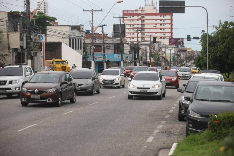 Termina nesta sexta-feira (27) o prazo para pagar, sem multa, o licenciamento de veículos com placas finalizadas em 43, 53 e 63. São cerca de 46 mil em todo o Pará, segundo o Departamento de Trânsito do Estado (Detran). A maior parte dessa frota está concentrada nos municípios de Belém (9.590), Ananindeua (2.866), Marabá (2.723) e Santarém (2.117). O condutor flagrado com o licenciamento em atraso paga multa no valor de R$ 293,47, recebe sete pontos na carteira de habilitação e tem o veículo removido ao parque de retenção, conforme prevê o artigo 230, paragráfo V, do Código de Trânsito Brasileiro (CTB). O dono do veículo pode imprimir o boleto da taxa de licenciamento no site do Detran e escolher se deseja receber o Certificado de Registro e Licenciamento de Veículos (CRLV) em seu endereço ou em uma agência dos Correios. Na foto, trânsito na avenida Duque de Caxias.

FOTO: IGOR BRANDÃO / AG. PARÁ
DATA: 08.02.2018
BELÉM - PARÁ <div class='credito_fotos'>Foto: IGOR BRANDÃO / AG. PARÁ   |   <a href='/midias/2018/originais/e8e56461-c04e-41b7-809f-fee9a83cae62.jpg' download><i class='fa-solid fa-download'></i> Download</a></div>