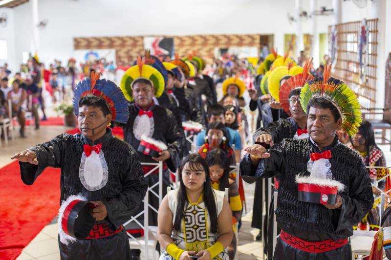 Cerimônia de outorga de grau aos 15 indígenas integrantes da primeira turma do povo Kayapo do curso de licenciatura intercultural indígena da Uepa, na manhã desta quinta-feira, 06, em São Félix do Xingu.

FOTO: NAILANA THIELY / ASCOM UEPA
DATA: 06.11.2018
SÃO FÉLIX DO XINGU - PARÁ <div class='credito_fotos'>Foto: Nailana Thiely / Ascom Uepa   |   <a href='/midias/2018/originais/e90ac4e4-f8b1-47b0-8659-a38b17c3e8c8.jpg' download><i class='fa-solid fa-download'></i> Download</a></div>