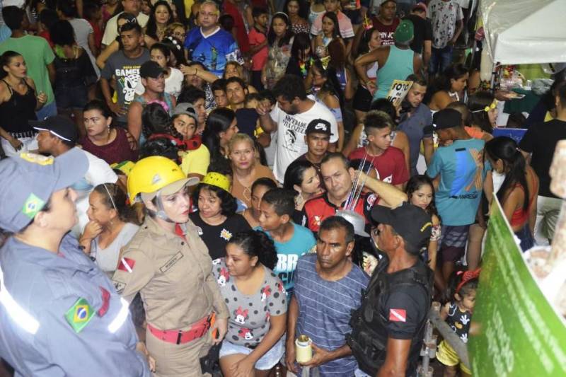 A terça-feira de Carnaval (13) nas praias do município de Barcarena foi marcada pelo trabalho de prevenção e de orientação aos frequentadores. Militares do Corpo de Bombeiros trabalharam intensamente no quarto dia da Operação Carnaval 2018 nas praias e blocos de rua, a fim de garantir a segurança de todos. A festa em Barcarena só terminará na Quarta-feira de Cinzas, com atrações musicais. As praias de Caripi, Vila do Conde, Cupiranga e Sirituba receberam o reforço do efetivo militar para atender os banhistas em qualquer situação. Com a tranquilidade nas praias, não houve registro de ocorrências graves, resultado do trabalho preventivo realizado pelo 6° Grupamento de Bombeiros Militar de Barcarena.

FOTO: ASCOM / CBMPA
DATA: 13.02.2018
VIGIA - PARÁ
 <div class='credito_fotos'>Foto: ASCOM / CBMPA   |   <a href='/midias/2018/originais/ea4a1eb9-5608-4bf0-b816-5b74a7468db4.jpg' download><i class='fa-solid fa-download'></i> Download</a></div>