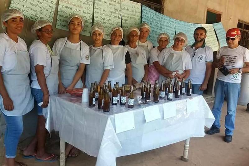 Na última quinta-feira (25), 12 mulheres do assentamento federal Assurinim, em Altamira, na Transamazônica, aprenderam, em uma oficina de processamento de frutas promovida pelo escritório local da Empresa de Assistência Técnica e Extensão Rural do Estado do Pará (Emater), a transformar o cacau, a acerola, a jabuticaba e a manga dos quintais das suas propriedades em licor e geléia.

FOTO: ASCOM EMATER
DATA: 30.10.2018
ALTAMIRA - PARÁ <div class='credito_fotos'>Foto: ASCOM EMATER   |   <a href='/midias/2018/originais/ea914215-1d6e-447f-888b-fa0bbade6bcd.jpg' download><i class='fa-solid fa-download'></i> Download</a></div>