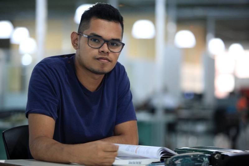 Universitário de engenharia civil pela Universidade Federal do Pará (UFPA), Gabriel Garcia, 21 anos (foto), costuma passar uma média de seis horas por dia na Biblioteca Pública Arthur Vianna, localizada no prédio do Centur. Entre livros didáticos de física, ele relembra fundamentos e, à tarde, chega revigorado às aulas do primeiro semestre de seu curso superior.

FOTO: MÁCIO FERREIRA / AG. PARÁ
DATA: 02.03.2018
BELÉM - PARÁ <div class='credito_fotos'>Foto: MÁCIO FERREIRA/ AG. PARÁ   |   <a href='/midias/2018/originais/eae74ebd-eb0c-44d5-b350-fe7cf4340f49.jpg' download><i class='fa-solid fa-download'></i> Download</a></div>