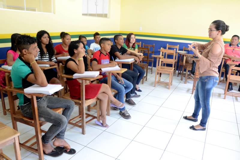 Estudantes da vila Enche Concha, no município de Cachoeira do Piriá, a 250 km de Belém, assistiram pela primeira vez, na última quarta-feira (14), à aula do Sistema Educacional Interativo (SEI), que a Secretaria de Estado de Educação (Seduc) está implantando para ampliar o ensino médio em localidades de difícil acesso no interior. A professora Edilene Aguiar (foto) auxiliou pessoalmente os estudantes, em sala de aula, a formarem opinião sobre o tema.

FOTO: RAI PONTES / ASCOM SEDUC
DATA: 14.03.2018
CACHOEIRA DO PIRIÁ - PARÁ <div class='credito_fotos'>Foto: Rai Pontes/Ascom Seduc   |   <a href='/midias/2018/originais/eb35290f-85c8-4e92-94c9-8901b361018d.jpg' download><i class='fa-solid fa-download'></i> Download</a></div>