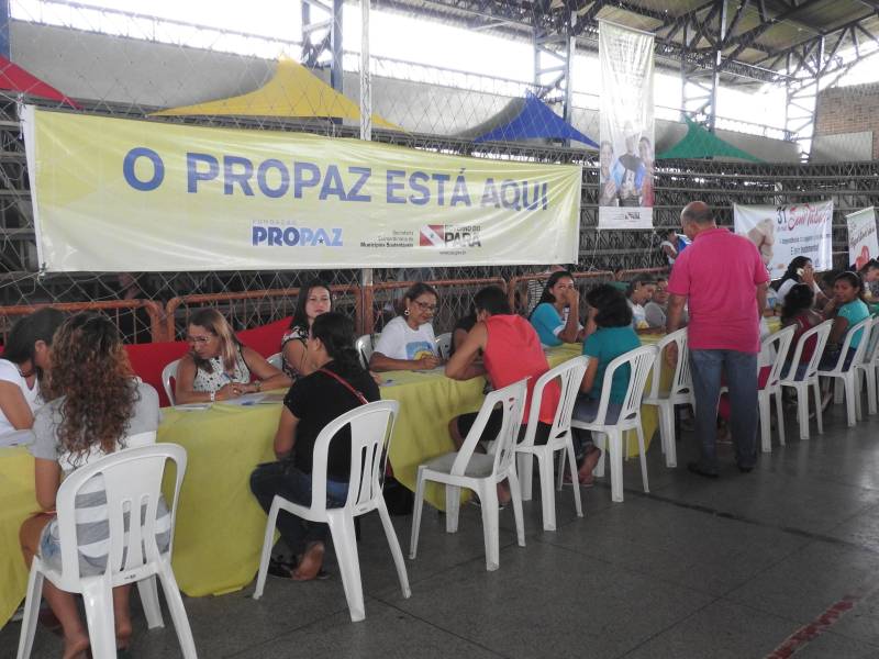 Termina neste sábado, 17, o atendimento da Caravana Pro Paz Cidadania em Bragança, município localizado na região nordeste do estado. Com o apoio da prefeitura e secretarias estaduais, a ação começou na quinta-feira, 15, no ginásio do Senai. Até o momento, mais de dois mil atendimentos foram feitos. A população pode solicitar a emissão de RG, CPF, certidão de nascimento (1° e 2° via), Id Jovem, identidade de nome social e aconselhamento jurídico.

FOTO: CARLOS SODRÉ / AG. PARÁ
DATA: 16.03.2018
BRAGANÇA - PARÁ <div class='credito_fotos'>Foto: Carlos Sodré/Agência Pará   |   <a href='/midias/2018/originais/eb4baa0f-12b8-45ea-b9f2-f5a2a9661865.jpg' download><i class='fa-solid fa-download'></i> Download</a></div>