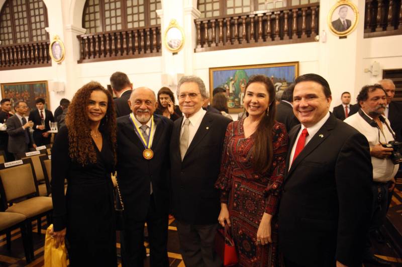 O governador Simão Jatene foi homenageado pela Associação do Corpo Consular no Estado do Pará (ACCP) com a Comenda do Mérito Consular João Clemente Baena Soares. A maior honraria da entidade foi entregue na noite desta quinta-feira (22), no salão nobre do prédio sede da Associação Comercial do Pará (ACP), em Belém.

FOTO: IGOR BRANDÃO / AG. PARÁ
DATA: 22.02.2018
BELÉM - PARÁ <div class='credito_fotos'>Foto: IGOR BRANDÃO / AG. PARÁ   |   <a href='/midias/2018/originais/eb5cd5b2-79f6-4494-8fa1-75efe8aae3f2.jpg' download><i class='fa-solid fa-download'></i> Download</a></div>