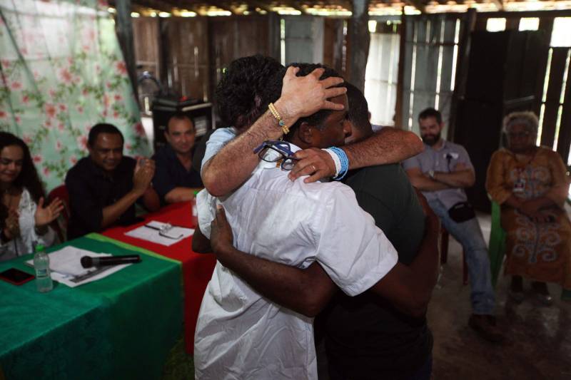 Dona Maria da Conceição Prudente Freitas, 38 anos, e representantes de mais 24 famílias da comunidade quilombola Ilha Grande de Cupijó, em Cametá, no Baixo Tocantins, viram o sonho de seus antepassados finalmente se  tornar realidade. Nesta quinta-feira (26), eles foram beneficiados com título coletivo de propriedade expedido pelo Instituto de Terras do Pará (Iterpa). A entrega foi conduzida pela secretária de Municípios Sustentáveis, Izabela Jatene, e contou com a participação de representantes de pastas estaduais, comunidades e autoridades municipais. "Esse documento representa para nós uma grande vitória. É muito bom vermos, depois de anos de luta, a nossa terra ser reconhecida. Agora teremos mais segurança na nossa produção e mais facilidade no acesso a benefícios", afirmou Maria Conceição, 38 anos, que é filha de quilombolas e mora há 28 anos na localidade.

FOTO: THIAGO GOMES / AG. PARÁ
DATA: 26.10.2017
CAMETÁ - PARÁ <div class='credito_fotos'>Foto: Thiago Gomes /Ag. Pará   |   <a href='/midias/2018/originais/eb958337-fc07-4f87-a783-ee741e337f64.jpg' download><i class='fa-solid fa-download'></i> Download</a></div>