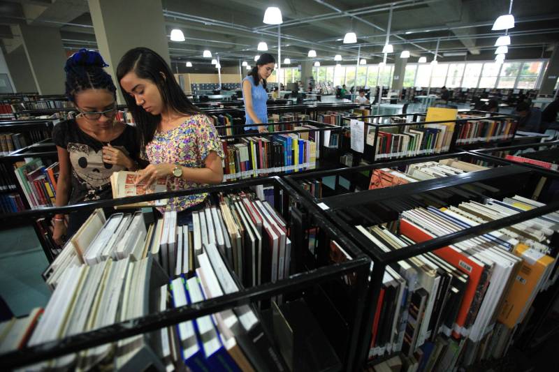 Biblioteca Pública Arthur Vianna, localizada no prédio do Centur. Com mais de 140 anos, o local é uma das principais referências na área em Belém, recebendo uma média de mil usuários por dia. Antes da popularização de instrumentos tecnológicos e sites especializados, a “biblioteca do Centur”, como é conhecida, era uma das principais fontes de pesquisa para alunos de todos os níveis de ensino em Belém. 

FOTO: MÁCIO FERREIRA / AG. PARÁ
DATA: 02.03.2018
BELÉM - PARÁ <div class='credito_fotos'>Foto: MÁCIO FERREIRA/ AG. PARÁ   |   <a href='/midias/2018/originais/eba5b781-16ad-478c-a217-abacf9d41976.jpg' download><i class='fa-solid fa-download'></i> Download</a></div>