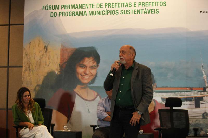 Cento e quarenta e um gestores municipais que aderiram ao Programa Municípios Sustentáveis participam da terceira reunião do Fórum Permanente de Prefeitas e Prefeitos dos Municípios Sustentáveis. O evento começou na manhã desta quarta-feira (7), no auditório do Hangar Convenções e Feiras da Amazônia. A programação segue até esta quinta-feira (8). Com o tema “Gestão Compartilhada”, o evento traz as experiências e os desdobramentos das agendas governamentais que foram planejadas em parceria com as gestões municipais. Durante o encontro também está sendo apresentado o balanço das ações e resultados do Programa Municípios Sustentáveis (PMS), da Secretaria Extraordinária de Municípios Sustentáveis (Semsu), que propõe a sustentabilidade dos municípios em âmbito global, a gestão e ajuste fiscal, até as grandes obras de infraestrutura. Os projetos respeitam a realidade e peculiaridades de cada território, com ações ancoradas nos planos governamentais Pará 2030, Pará Ambiental e Pará Social.

FOTO: SIDNEY OLIVEIRA / AG PARÁ
DATA: 07.02.2018
BELÉM - PARÁ <div class='credito_fotos'>Foto: Sidney Oliveira/Ag. Pará   |   <a href='/midias/2018/originais/ec19317d-315b-4472-856f-06e99ecaeb17.jpg' download><i class='fa-solid fa-download'></i> Download</a></div>