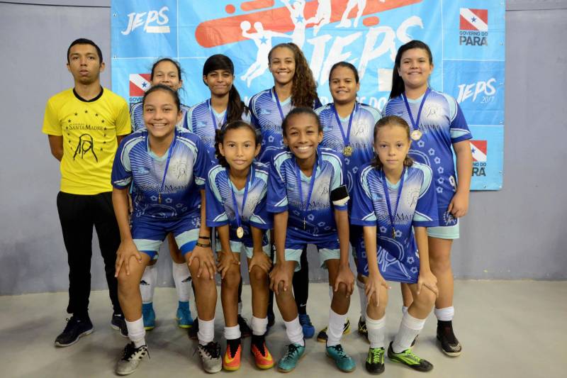 Em sua 60ª edição, os Jogos Estudantis Paraenses (JEPs) definiu a equipes que vão representar o Estado do Pará na etapa nacional, em Manaus (AM), de 19 a 23 de setembro. Das partidas realizadas neste sábado (23), pela etapa estadual, na Arena Guilerme Paraense - o Mangueirinho, foram premiados quatro times das modalidades de Basquete, Volei, Handebol e Futsal, na categoria "A" (de 12 a 14 anos). 

FOTO: FERNANDO NOBRE / ASCOM SEDUC
DATA: 23.06.2018
BELÉM - PARÁ <div class='credito_fotos'>Foto: FERNANDO NOBRE/ASCOM SEDUC   |   <a href='/midias/2018/originais/ec211224-0f7e-4372-af7a-c942b0ff7d32.jpg' download><i class='fa-solid fa-download'></i> Download</a></div>