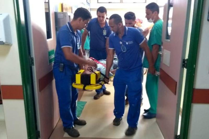 O Hospital Regional Público da Transamazônica (HRPT), localizado em Altamira, promoveu treinamento com foco em múltiplas vítimas para a equipe assistencial de emergência da Unidade. 

FOTO: ASCOM HRPT
DATA: 04.11.2018
MARABÁ - PARÁ <div class='credito_fotos'>Foto: ASCOM HRPT   |   <a href='/midias/2018/originais/ec50e4ab-bc06-4aec-9efe-0ba8f11dd4b4.jpg' download><i class='fa-solid fa-download'></i> Download</a></div>