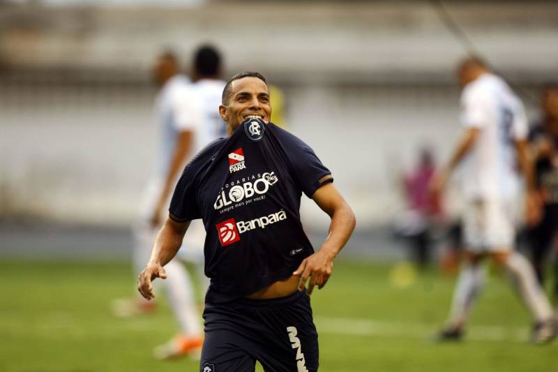 O Clube do Remo venceu o Paysandu por 2 a 1 na tarde deste domingo, partida realizada no Estádio Mangueirão, e largou na frente pelo título do Campeonato Paraense de 2018. Na foto, o jogador Rodriguinho comemora gol marcado.

FOTO: THIAGO GOMES / AG. PARÁ
DATA: 01.04.2018
BELÉM - PARÁ <div class='credito_fotos'>Foto: Thiago Gomes /Ag. Pará   |   <a href='/midias/2018/originais/eca68ec2-15a9-4151-8287-1afb362f6118.jpg' download><i class='fa-solid fa-download'></i> Download</a></div>