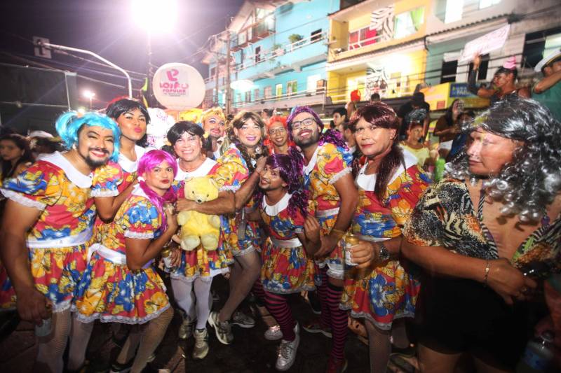 O professor Júlio Leal Gomes é natural de Vigia de Nazaré, no nordeste paraense, terra conhecida pela hospitalidade, principalmente em época festiva. Mantendo a tradição, no Carnaval Júlio e seus irmãos abrem a casa da família para amigos e outros parentes. Neste ano, o imóvel de quatro cômodos abrigou mais de 50 pessoas. Vigia tem um dos maiores e mais tradicionais carnavais do Pará. Nesta época do ano, a população do município, de 51.173 habitantes (Censo/IBGE), triplica com a chegada de brincantes oriundos de todo o Brasil, e os vigienses – igual coração de mãe - acolhem essa multidão. A estimativa é a cidade receber mais de 300 mil pessoas neste Carnaval.

FOTO: IGOR BRANDÃO / AG PARÁ
DATA: 13.02.2018
BELÉM - PARÁ <div class='credito_fotos'>Foto: IGOR BRANDÃO / AG. PARÁ   |   <a href='/midias/2018/originais/ecaf1ad2-1a42-44dc-af98-8406de160bfe.jpg' download><i class='fa-solid fa-download'></i> Download</a></div>