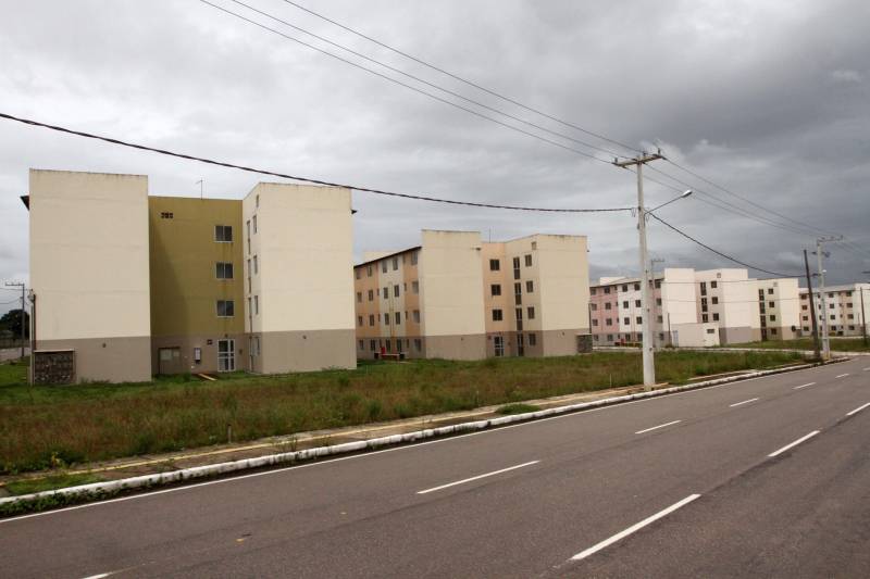 Deve ocorrer a partir da próxima segunda-feira (19) a entrega das chaves aos futuros moradores do Residencial Viver Melhor Marituba, localizado no quilômetro 15 da Rodovia BR-316, em Marituba, região metropolitana de Belém. A cerimônia de inauguração do conjunto, marcada para este sábado (17), foi adiada pela terceira vez pelo Ministério das Cidades, causando transtorno a centenas de pessoas que foram ao local com a promessa de receber o apartamento e começar uma vida nova. O governador Simão Jatene foi ao local esclarecer aos proprietários - muitos vindos de bairros distantes de Belém e Ananindeua - o motivo de mais um adiamento.

FOTO: CRISTINO MARTINS / AG. PARÁ
DATA: 17.02.2017
MARITUBA - PARÁ <div class='credito_fotos'>Foto: Cristino Martins/Ag. Pará   |   <a href='/midias/2018/originais/ecc24081-8cb5-4990-a20f-879d032d2ee9.jpg' download><i class='fa-solid fa-download'></i> Download</a></div>