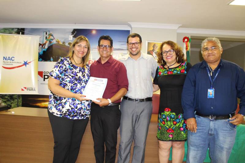 Alunos do curso de “Técnicas de gestão de resíduos sólidos” e de “Boas práticas higiênico sanitárias dos alimentos” foram certificados pelo Programa Pará Profissional. Ao todo, 32 concluintes estiveram presentes na cerimônia, que ocorreu no auditório da Casa Civil, na quinta-feira (28). O Programa Pará Profissional é um dos instrumentos utilizados no combate à desigualdade inter-regional no Estado, por meio da qualificação profissional da mão de obra local. Coordenado pela Secretaria de Estado de Ciência, Tecnologia e Educação Profissional e Tecnológica (Sectet), o programa é amparado pela Lei 8.427, de 16 de novembro de 2016. As ofertas de cursos são feitas de acordo com as demandas vindas dos setores produtivos de cada região do estado, mediante oficinas, reuniões e solicitações diretas das prefeituras. Na foto,  a diretora geral do NAC, Daniele Khayat (e). O representante do Senai, José Carlos (d).

FOTO: ERIKA TORRES / ASCOM NAC
DATA: 01.03.2018
BELÉM - PARÁ <div class='credito_fotos'>Foto: ERIKA TORRES / ASCOM NAC   |   <a href='/midias/2018/originais/ecc30fa5-fdc6-4e8b-81e0-09d270e6f85e.jpg' download><i class='fa-solid fa-download'></i> Download</a></div>