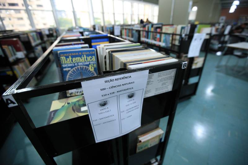 Biblioteca Pública Arthur Vianna, localizada no prédio do Centur. Com mais de 140 anos, o local é uma das principais referências na área em Belém, recebendo uma média de mil usuários por dia. Antes da popularização de instrumentos tecnológicos e sites especializados, a “biblioteca do Centur”, como é conhecida, era uma das principais fontes de pesquisa para alunos de todos os níveis de ensino em Belém. 

FOTO: MÁCIO FERREIRA / AG. PARÁ
DATA: 02.03.2018
BELÉM - PARÁ <div class='credito_fotos'>Foto: MÁCIO FERREIRA/ AG. PARÁ   |   <a href='/midias/2018/originais/ed238072-a3d4-4748-a93a-c6bf4124e784.jpg' download><i class='fa-solid fa-download'></i> Download</a></div>