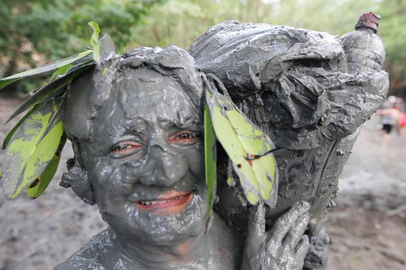 Em Curuçá, no nordeste do Estado, é do mangue que sai o caranguejo, sustento de muitas famílias, e a lama (Tijuco), matéria-prima da fantasia usada pelos brincantes do tradicional bloco carnavalesco "Pretinhos do Mangue". Neste domingo (11), segundo a organização do evento, mais de 17 mil pessoas entre brincantes e espectadores acompanharam o cortejo que teve início no Porto dos Pretinhos e seguiu pelas principais ruas do município até a praça da folia, na orla. O bloco nasceu no ano de 1989 a partir da frustração de dois amigos que foram ao mangue atrás de alimento, mas não conseguiram nenhum caranguejo. Então decidiram passar lama pelo corpo e saíram pela cidade em forma de protesto. "O mangue oferece o nosso caranguejo, mexilhão e camarão. É daqui que as famílias tiram seu sustento. Nossa intenção é aproveitar esse momento de alegria e passar essa mensagem de preservação", afirmou Edmilson Campos, mais conhecido como "Cafá", que está à frente do bloco há 18 anos.Na foto, o servidor público Paulo Neves, 60 anos.

FOTO: CRISTINO MARTIS / AG PARÁ
12.02.2018
CURUÇÁ - PARÁ <div class='credito_fotos'>Foto: Cristino Martins/Ag. Pará   |   <a href='/midias/2018/originais/ed4dc2db-d89b-4b90-8f11-d00b93b94f7e.jpg' download><i class='fa-solid fa-download'></i> Download</a></div>