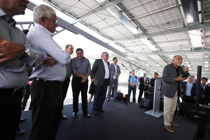 Metade da energia consumida no Hangar-Convenções e Feiras da
Amazônia já está sendo gerada por placas fotovoltaicas (painéis solares). A
entrega do projeto pelo governador Simão Jatene aconteceu nesta quinta-
feira, 22, no estacionamento do Hangar, em Belém.

FOTO: ANTÔNIO SILVA / AG. PARÁ
DATA: 22.03.2018
BELÉM - PARÁ <div class='credito_fotos'>Foto: ANTONIO SILVA / AG. PARÁ    |   <a href='/midias/2018/originais/edfc9203-4db1-4866-8b72-ab47ea67e3c3.jpg' download><i class='fa-solid fa-download'></i> Download</a></div>