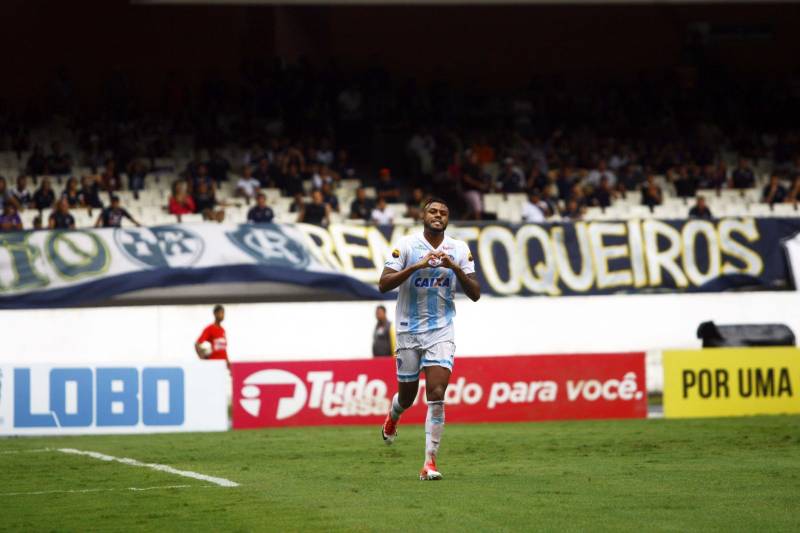 O Clube do Remo venceu o Paysandu por 2 a 1 na tarde deste domingo, partida realizada no Estádio Mangueirão, e largou na frente pelo título do Campeonato Paraense de 2018. Na foto, o jogador Cassiano comemora gol marcado.

FOTO: THIAGO GOMES / AG. PARÁ
DATA: 01.04.2018
BELÉM - PARÁ <div class='credito_fotos'>Foto: Thiago Gomes /Ag. Pará   |   <a href='/midias/2018/originais/eef1852d-054b-4efb-b2da-525c754c5ce6.jpg' download><i class='fa-solid fa-download'></i> Download</a></div>