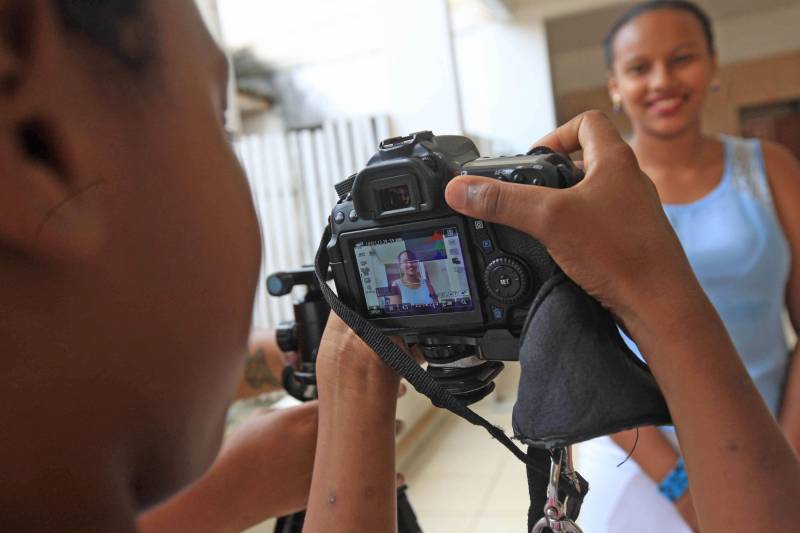 A abertura do olhar para novos caminhos e possibilidades. Assim são as oficinas do Biizu, projeto da Secretaria de Estado de Comunicação (Secom), que pelo segundo ano consecutivo ocorrem durante a Semana dos Povos Indígenas em São Félix do Xingu, no sudeste do Pará. Na sala de aula, na Escola Missão, centro da cidade, os olhares curiosos e atentos mostram o interesse dos participantes sobre as ferramentas usadas para contar uma história. Quanto o texto, a fotografia e o audiovisual se encontram, o resultado é um canal do qual comunidades carentes que, em geral, só querem ser ouvidas, podem se apropriar. Na foto, oficina de audiovisual.

FOTO: RODOLFO OLIVEIRA / AG. PARÁ
DATA: 18.04.2018
SÃO FÉLIX DO XINGU - PARÁ <div class='credito_fotos'>Foto: Rodolfo Oliveira/Ag. Pará   |   <a href='/midias/2018/originais/eef77e1d-06ee-4bff-8697-4b87b015f7d0.jpg' download><i class='fa-solid fa-download'></i> Download</a></div>