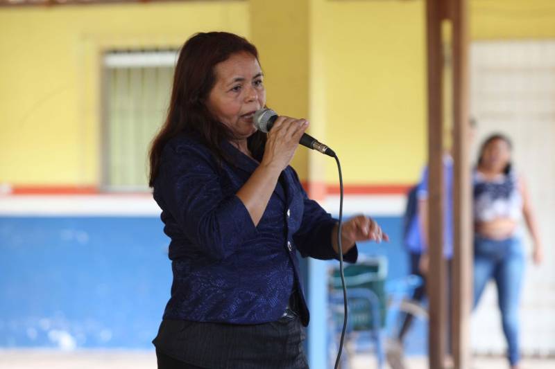 Na manhã desta quarta-feira (21), a ilha de Cotijuba recebeu a primeira edição do Projeto Família e Cidadania de 2018. O evento está sendo realizado na Escola Estadual de Ensino Fundamental e Médio Professora Marta da Conceição até a próxima sexta-feira (23). Durante a manhã mais de 40 pessoas estiveram presentes na abertura do evento, mas a expectativa é que esse número aumente, já que o projeto continua nos próximos dias, sempre com início às 8h. Na foto, Petrolina Coutinho.

FOTO: SIDNEY OLIVEIRA / AG. PARÁ
DATA: 21.02.2018
COTIJUBA - PARÁ <div class='credito_fotos'>Foto: Sidney Oliveira/Ag. Pará   |   <a href='/midias/2018/originais/ef5a6e6c-1ce2-45b2-a545-8a5220d59bc2.jpg' download><i class='fa-solid fa-download'></i> Download</a></div>