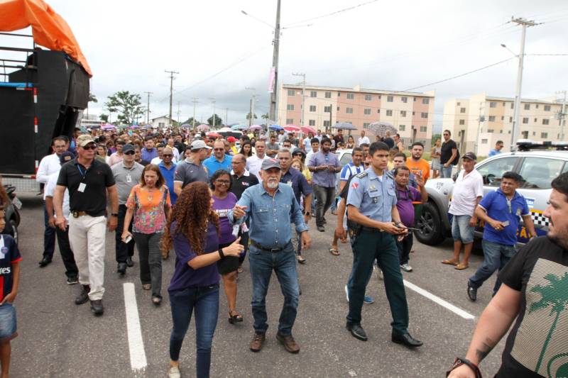 Deve ocorrer a partir da próxima segunda-feira (19) a entrega das chaves aos futuros moradores do Residencial Viver Melhor Marituba, localizado no quilômetro 15 da Rodovia BR-316, em Marituba, região metropolitana de Belém. A cerimônia de inauguração do conjunto, marcada para este sábado (17), foi adiada pela terceira vez pelo Ministério das Cidades, causando transtorno a centenas de pessoas que foram ao local com a promessa de receber o apartamento e começar uma vida nova. O governador Simão Jatene foi ao local esclarecer aos proprietários - muitos vindos de bairros distantes de Belém e Ananindeua - o motivo de mais um adiamento.

FOTO: CRISTINO MARTINS / AG. PARÁ
DATA: 17.02.2017
MARITUBA - PARÁ <div class='credito_fotos'>Foto: Cristino Martins/Ag. Pará   |   <a href='/midias/2018/originais/f017c439-8796-49ae-bd2b-fe71aa0166b4.jpg' download><i class='fa-solid fa-download'></i> Download</a></div>