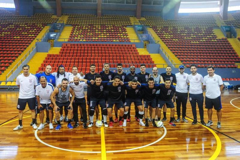 A manhã deste sábado, 24, foi de treino para os times da Associação Esportiva Shouse e do Sport Club Corinthians Paulista (foto). As duas equipes se enfrentam neste domingo, 25, na Arena Guilherme Paraense, o Mangueirinho, em partida amistosa que serve como preparação para a Liga Nacional de Futsal 2018. O confronto está marcado para começar às 10h30. O primeiro a treinar foi o time paraense, pioneiro a representar o Norte do país na competição. Roberto Martins, presidente e atleta do clube, falou sobre o aumento da visibilidade do futsal no Estado. "A realização do amistoso na Arena é a certeza dos olhares das pessoas se voltando para o futsal, principalmente por ser um time local se apresentando em casa. Isso resulta em um destaque para o nosso Estado, que além de possuir times disponíveis para competições, conta com o Mangueirinho, uma das melhores arenas do país", afirmou. 

FOTO: LEANDRO SANTANA / DIVULGAÇÃO
DATA: 24.02.2018
BELÉM - PARÁ <div class='credito_fotos'>Foto: LEANDRO SANTANA / DIVULGAÇÃO   |   <a href='/midias/2018/originais/f0feed7e-1b53-4dc6-a7ee-1f4bbddf6a6c.jpg' download><i class='fa-solid fa-download'></i> Download</a></div>