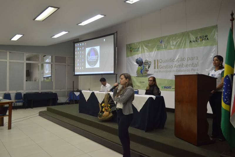 Fomentar o pleno exercício da gestão ambiental em municípios paraenses, sobretudo a qualificação de secretários, técnicos e gestores, é uma meta da Secretaria de Estado de Meio Ambiente e Sustentabilidade (Semas), com apoio do Programa Municípios Verdes (PMV) e recursos financeiros do Fundo Amazônia/Banco Nacional de Desenvolvimento Econômico e Social (BNDES). Para alcançar a meta, a Secretaria promove o quinto evento de qualificação de 2018 (foto), visando atender cerca de 50 profissionais dos 16 municípios do Arquipélago do Marajó. A programação, iniciada nesta segunda-feira (18), prossegue até o próximo dia 21 (quinta-feira), no Hotel Beira Rio, em Belém.

FOTO: ASCOM / SEMAS
DATA: 18.06.2018
BELÉM - PARÁ <div class='credito_fotos'>Foto: ASCOM SEMAS   |   <a href='/midias/2018/originais/f13473a8-eb26-4e8f-908b-8cea2bd06bf4.jpg' download><i class='fa-solid fa-download'></i> Download</a></div>