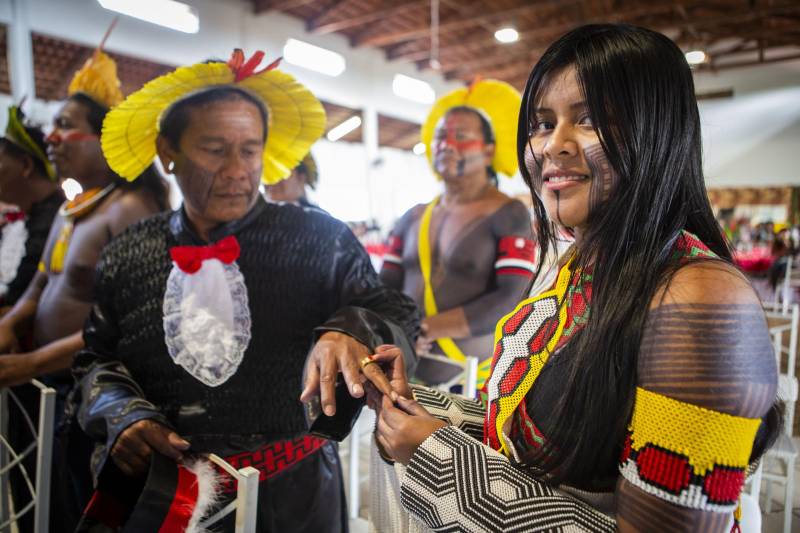 Cerimônia de outorga de grau aos 15 indígenas integrantes da primeira turma do povo Kayapo do curso de licenciatura intercultural indígena da Uepa, na manhã desta quinta-feira, 06, em São Félix do Xingu.

FOTO: NAILANA THIELY / ASCOM UEPA
DATA: 06.11.2018
SÃO FÉLIX DO XINGU - PARÁ <div class='credito_fotos'>Foto: Nailana Thiely / Ascom Uepa   |   <a href='/midias/2018/originais/f2166b51-cab3-47cf-bd73-d48563b37508.jpg' download><i class='fa-solid fa-download'></i> Download</a></div>